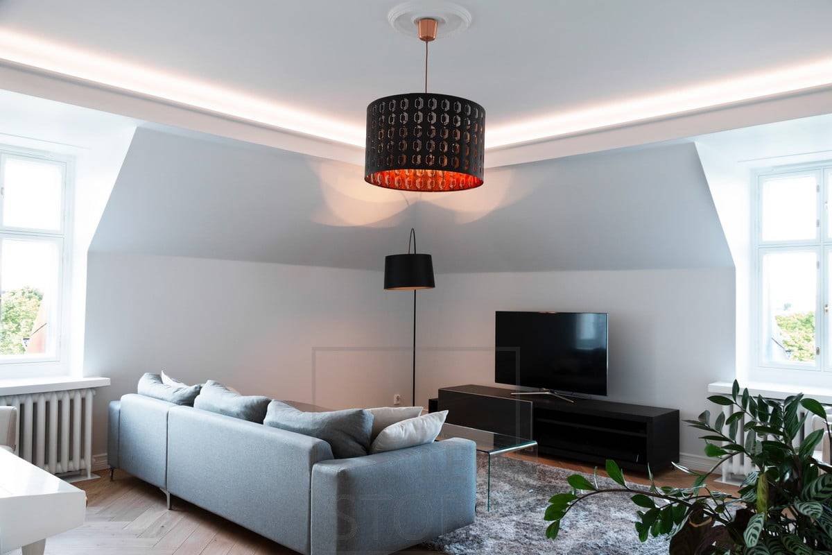 Kromě nepřímého osvětlení je prostor vybaven cílenějším osvětlením v podobě stojací lampy a reflektoru na stropě. Ledstore.fi