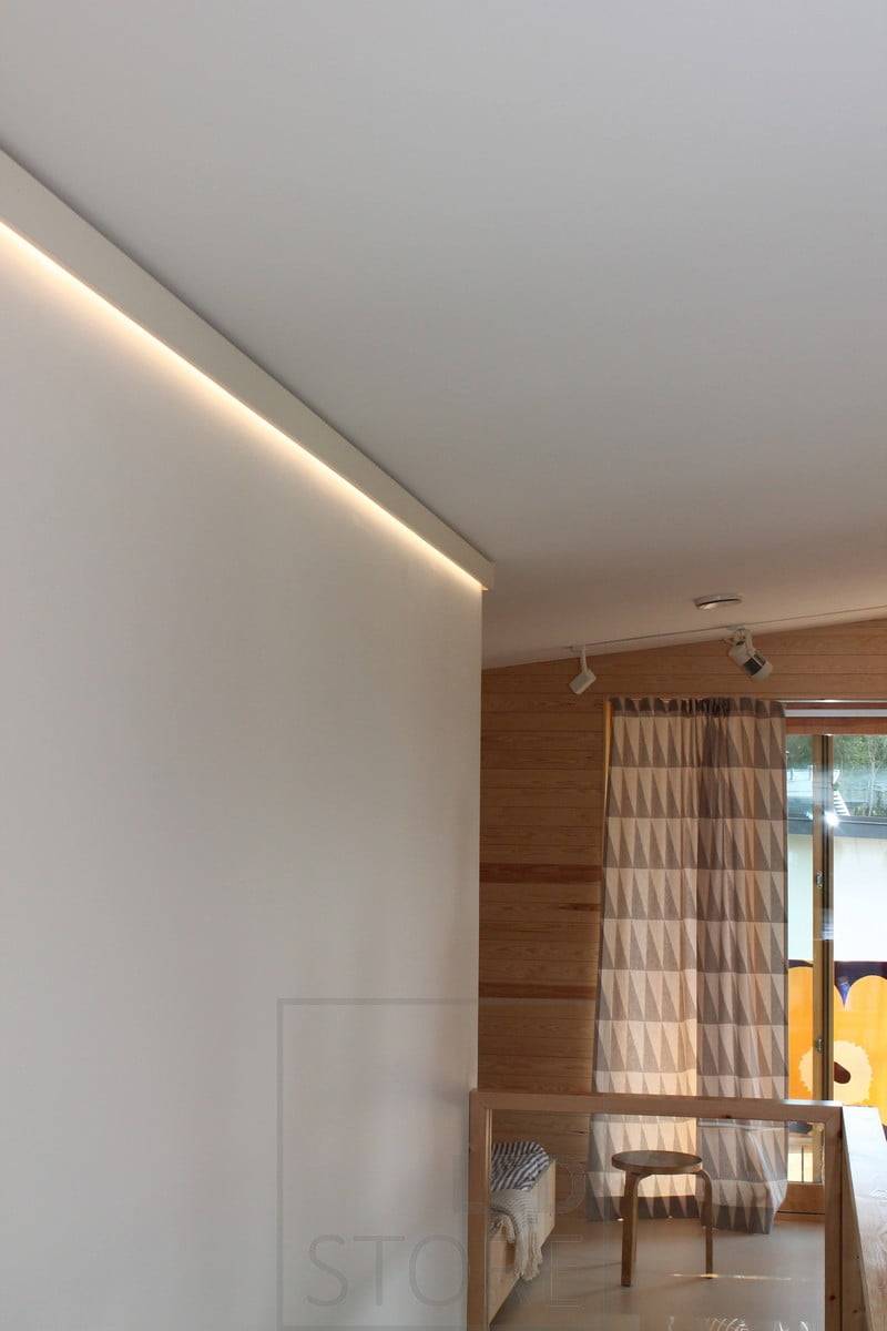 Za dekorativní lištou se nachází led pásek, který nepřímo osvětluje stěnu měkkým světlem. Ledstore.fi