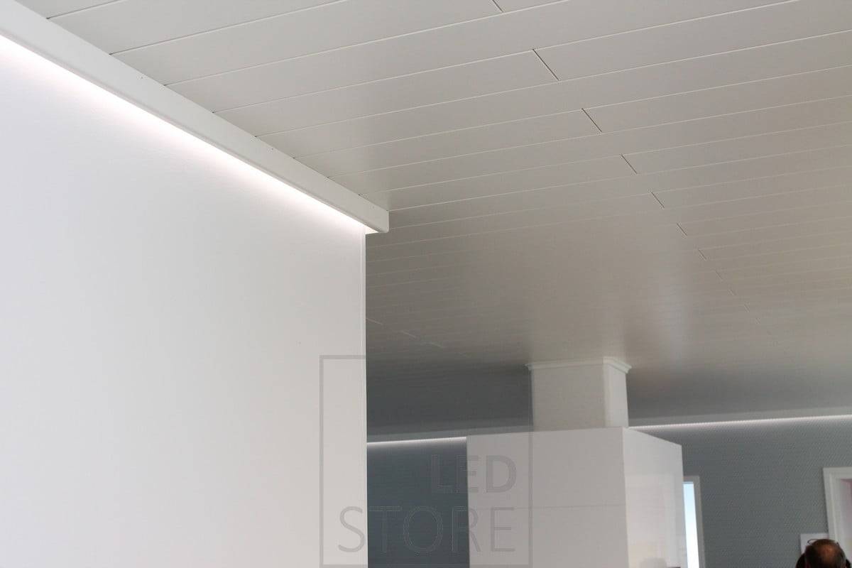 Za dekorativním pásem se nachází led pásek, který nepřímo osvětluje obývací pokoj přes stěnu. Ledstore.fi