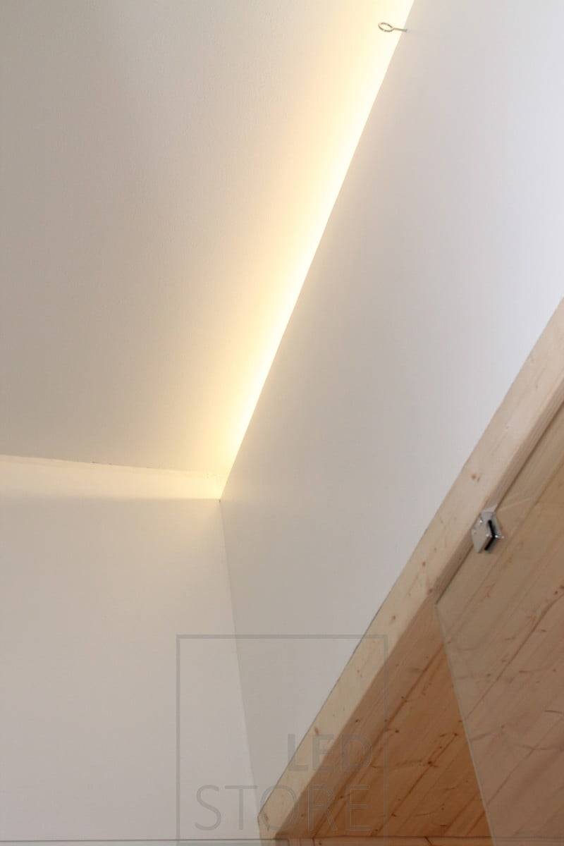 Měkké nepřímé světlo namířené na strop. Ledstore.fi