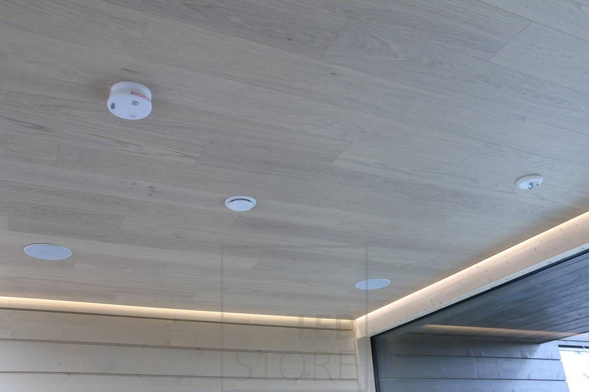 Mezi stropem a stěnou je umístěn led pásek, který osvětluje obývací pokoj nepřímým světlem. Ledstore.fi