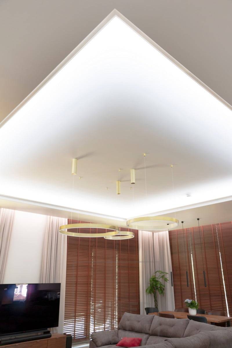 Led stuha v kapkovitém klipu kolem obývacího pokoje, směřující ke stropu, vytvářející krásný světelný baldachýn. Ledstore.fi