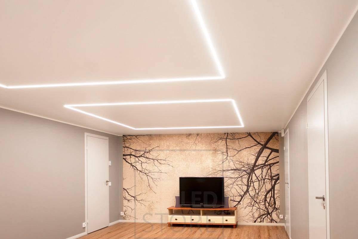 Led pásek s obráceným profilem vytváří na stropě tvary a vytváří atmosférické a rovnoměrné celkové osvětlení v nízkém prostoru. Ledstore.fi