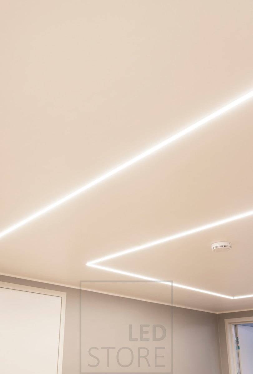 Led pásek s uprofilem vytvořil tvary na stropě. V nízkých prostorech je profil Uppo vynikajícím řešením, protože nevyžaduje velkou instalační hloubku. Ledstore.fi
