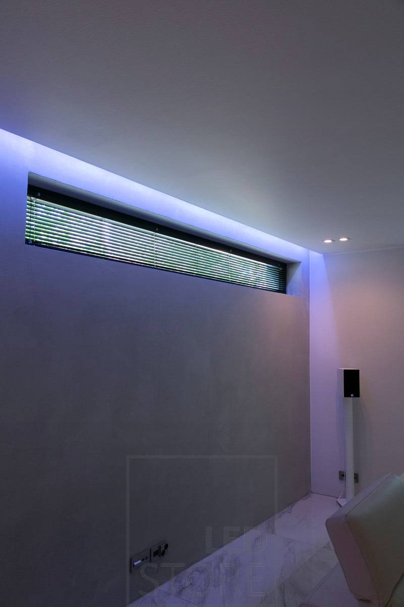 V obývacím pokoji RGB páska mezi stropem a stěnou v drážce pro náladové osvětlení. Ledstore.fi