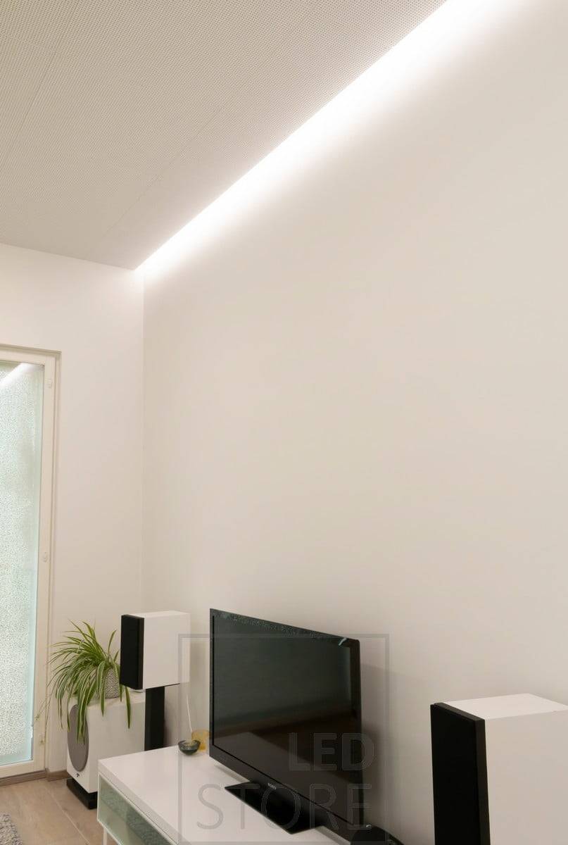Nepřímé světlo mezi stropem a stěnou. Světlo nezpůsobuje odrazy na televizní obrazovce. Ledstore.fi