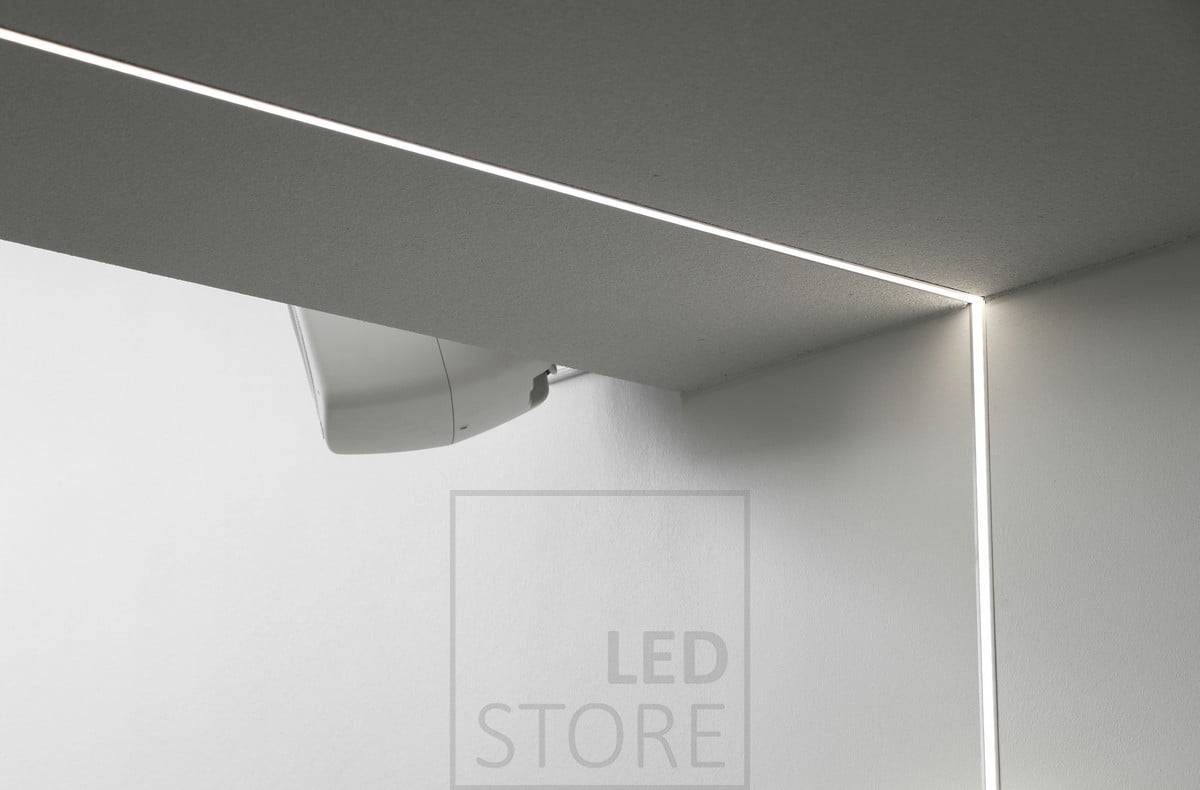 Led pásek namontovaný na zapuštěném profilu, který se táhne od stropu dolů po stěně. Ledstore.fi
