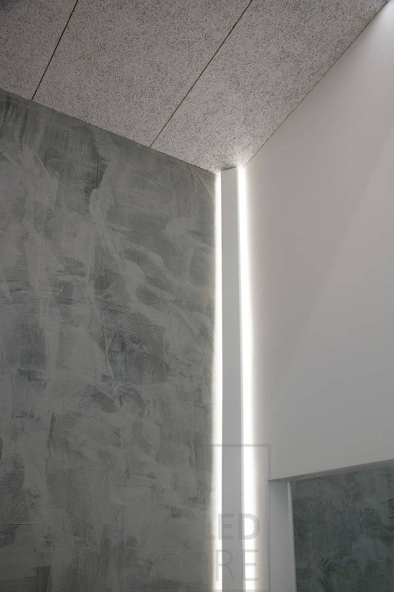 Nepřímé světlo přes zeď v obývacím pokoji s led páskem. Ledstore.fi