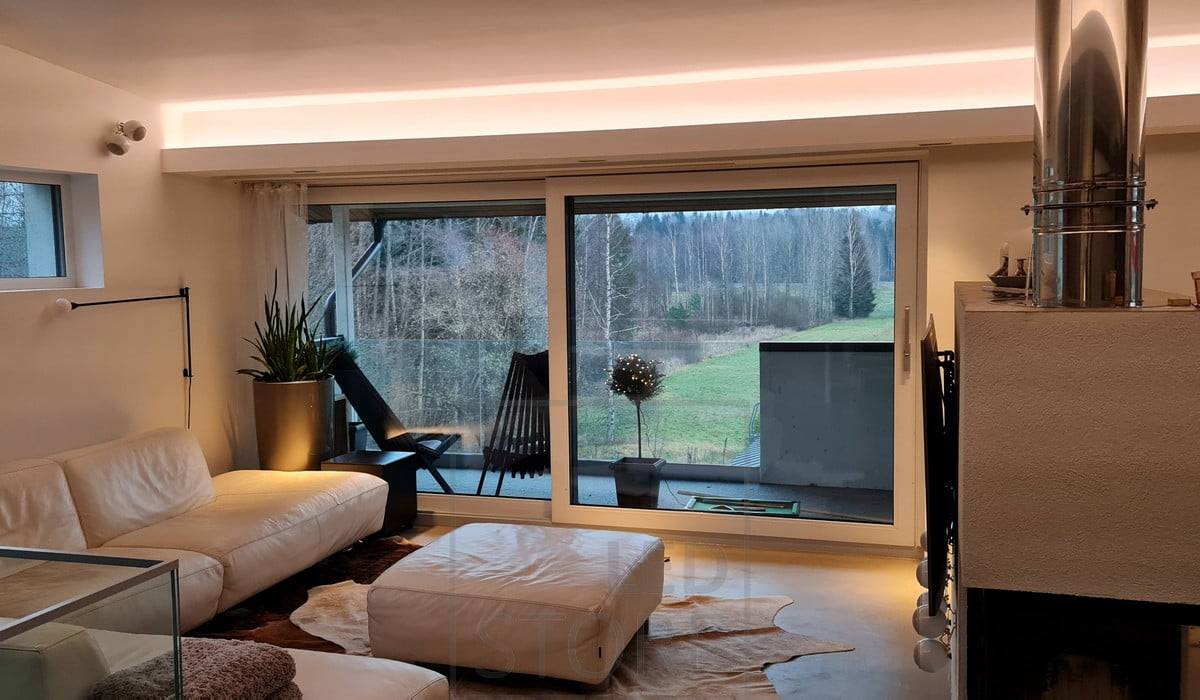 LED pásek ve spodní zásuvce obývacího pokoje, který zajišťuje nepřímé osvětlení obývacího pokoje. Ledstore.fi