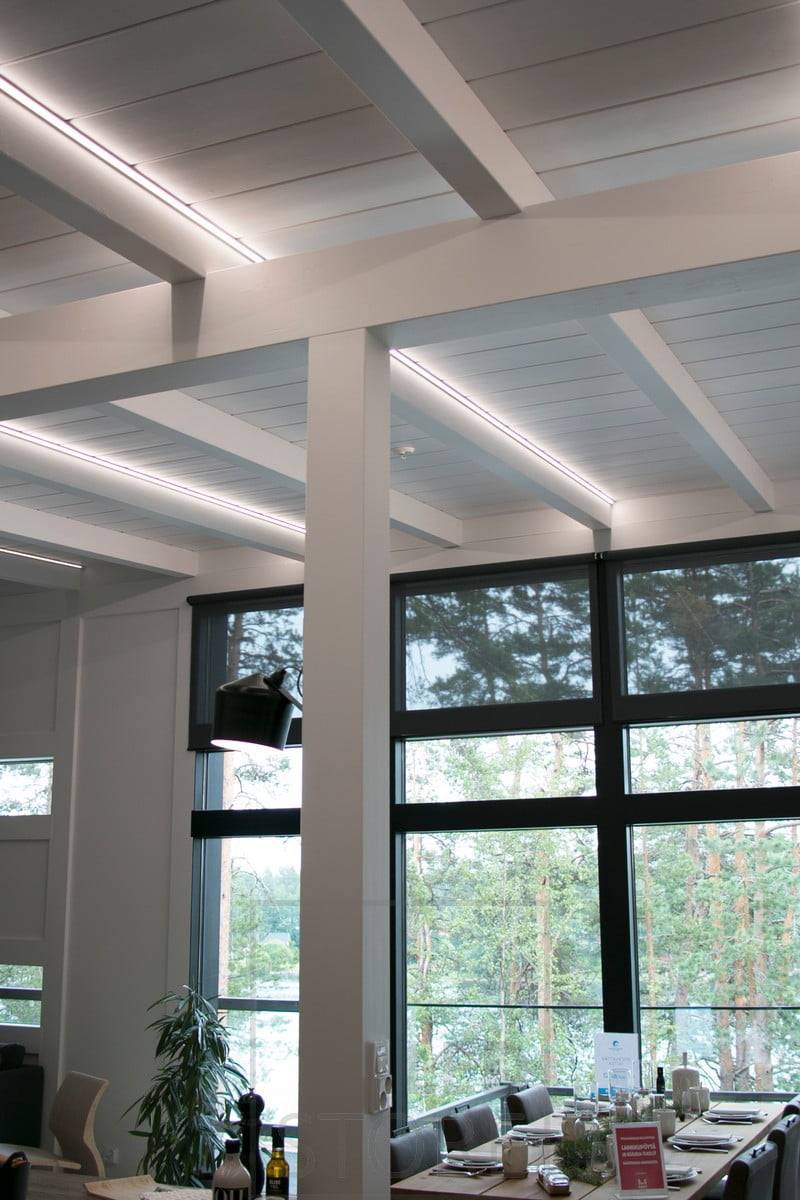 Pásy LED zvýrazňující paprsky. Vytvářejí také krásné, rovnoměrné a atmosférické osvětlení. Ledstore.fi