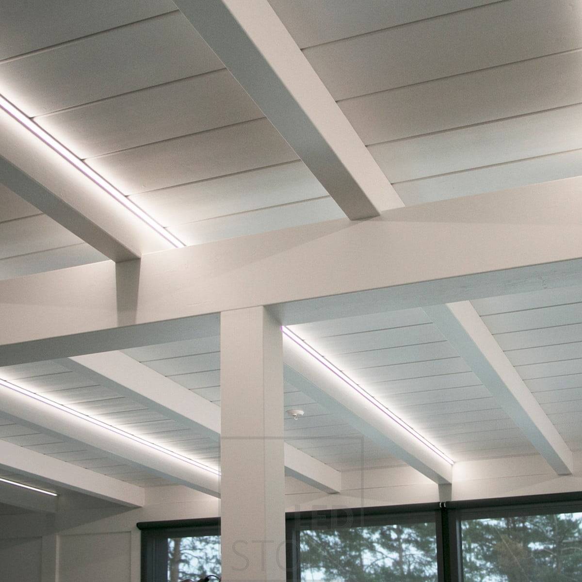 Pásy LED zvýrazňující paprsky. Vytvářejí krásné a atmosférické osvětlení, které zároveň podtrhuje architekturu prostoru. Ledstore.fi
