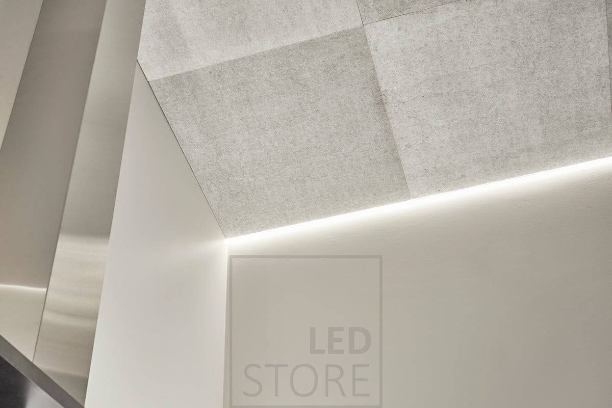 Stropní až nástěnný led pásek zajišťující nepřímé náladové osvětlení v obývacím pokoji. Ledstore.fi