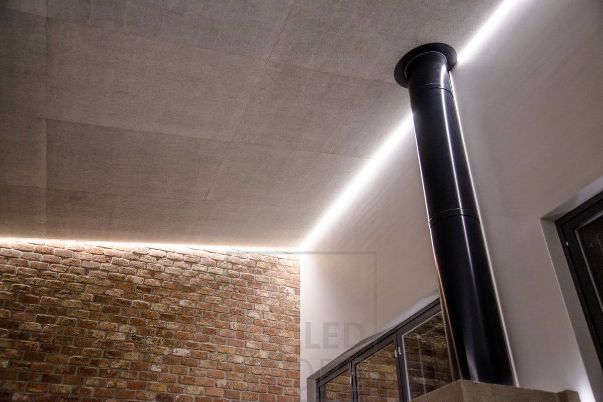 Měkké, nepřímé náladové osvětlení na stropě obývacího pokoje. Světelný LED pás obíhá po prostoru v drážce mezi stropem a stěnou. Ledstore.fi