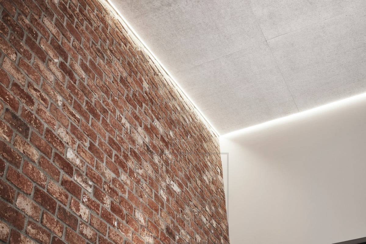 V obývacím pokoji zajišťuje nepřímé náladové osvětlení LED pásek mezi stropem a stěnou. Ledstore.fi