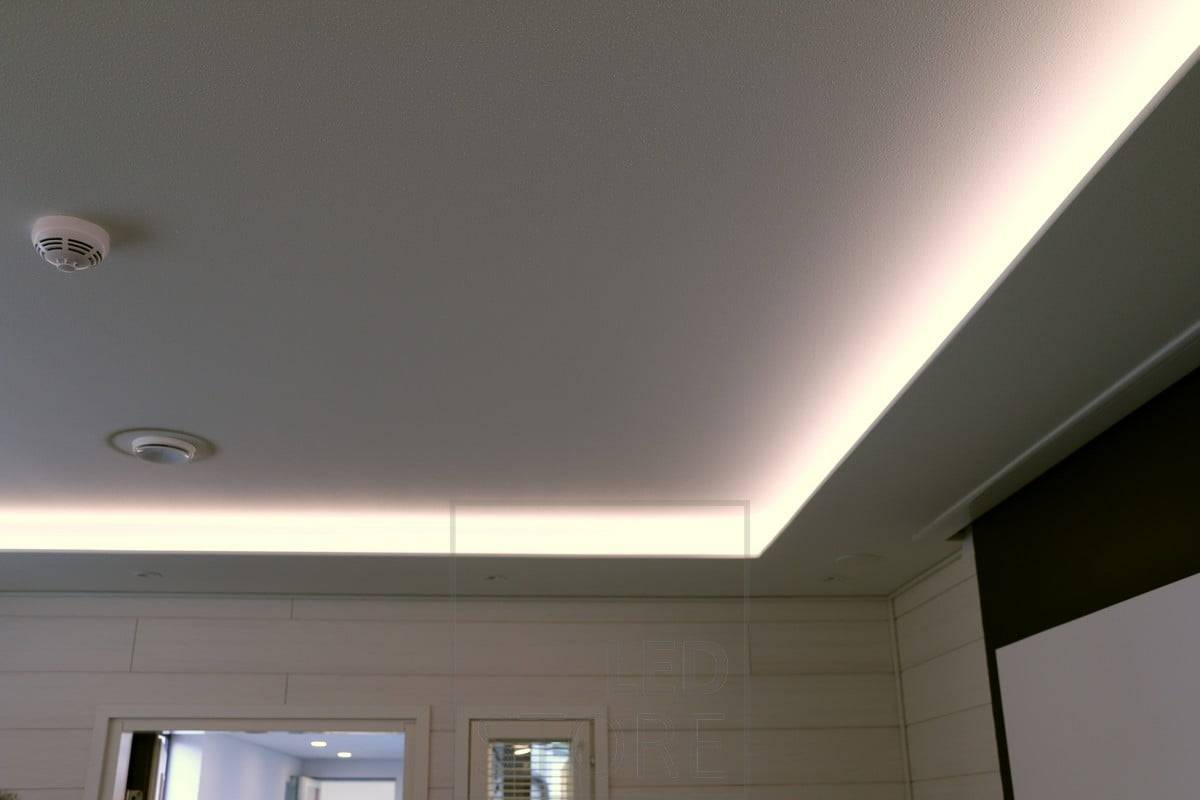 Nepřímé, měkké světlo ze stropního svítidla v obývacím pokoji. Světlo působí atmosféricky a neoslňuje. Když je stropní světlo na straně místnosti, nezplošťuje prostor, ale dodává mu pocit vyššího prostoru. Ledstore.fi