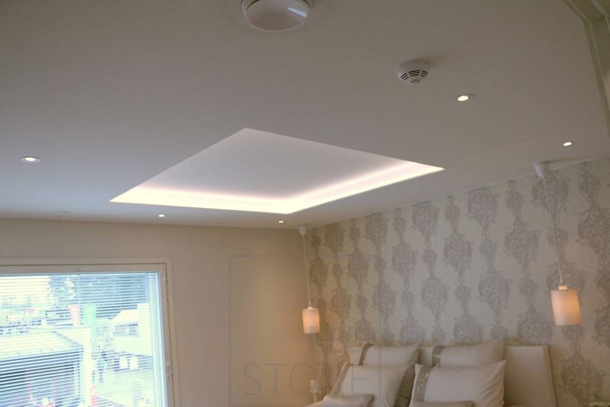 Led pásek pro osvětlení nepřímým světlem, reflektory pro snížení přímého světla a interiérové lampy pro dokončení celku. Ledstore.fi