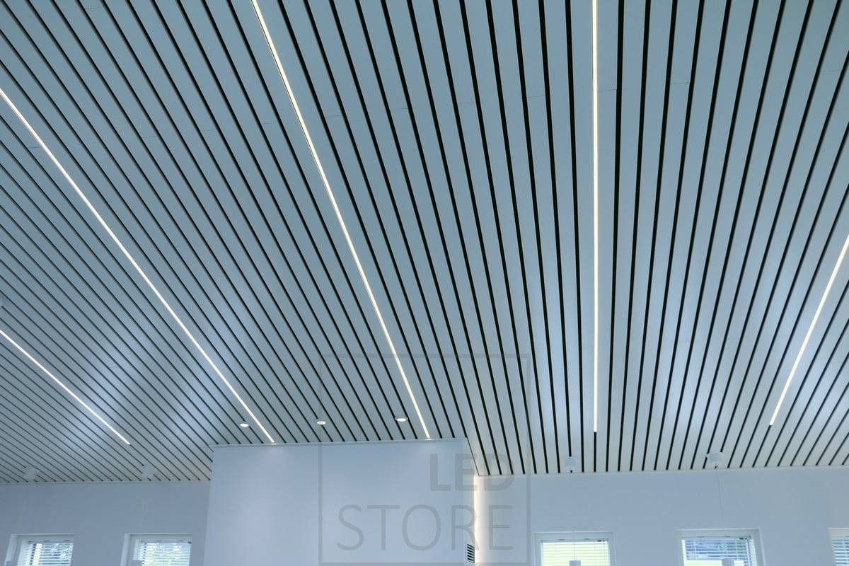 Led profily umístěné mezi římsami vytvářejí krásný a minimalistický povrch. Ledstore.fi