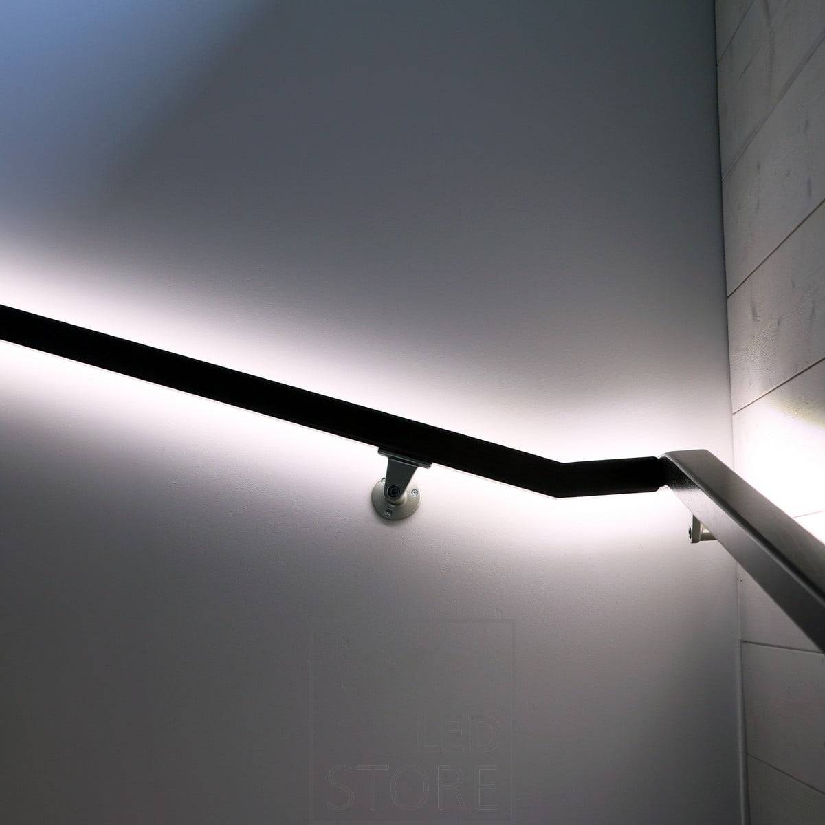 LED pásek na zábradlí, který je namířen na stěnu a umožňuje osvětlovat stěnu nepřímým, měkkým světlem. Ledstore.fi