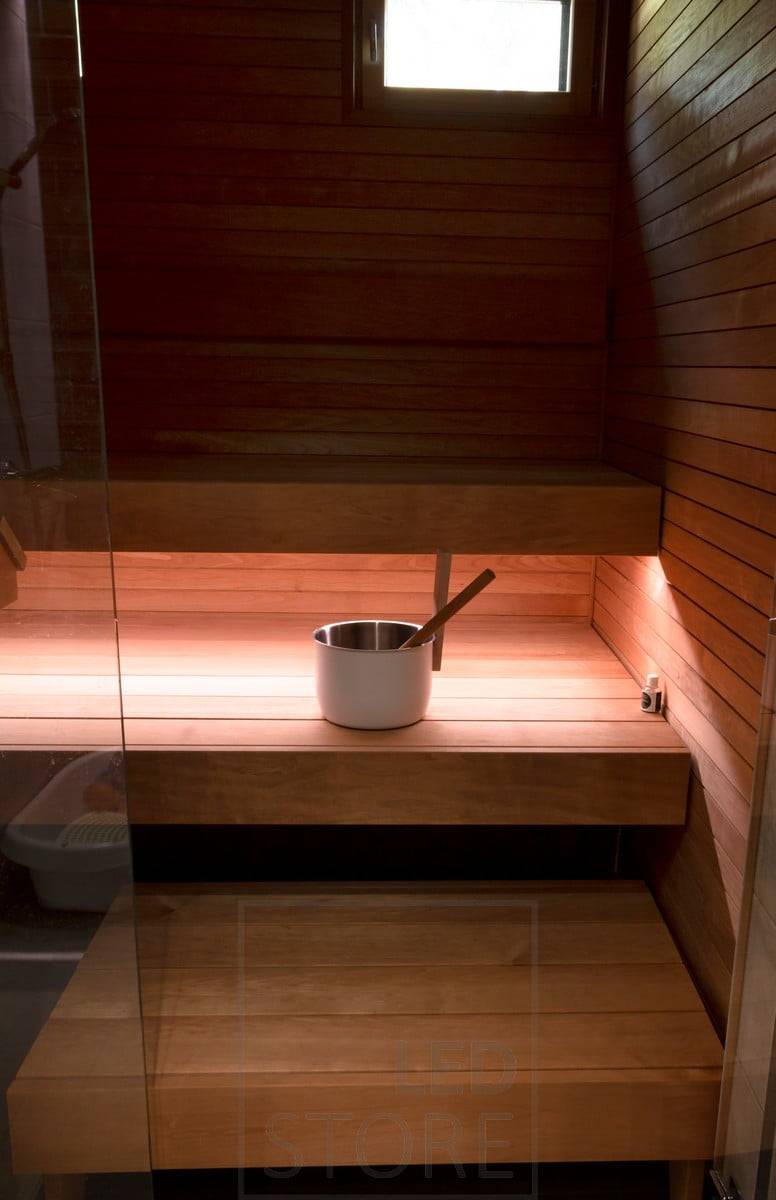 Sauna s led páskou pod lavicí
