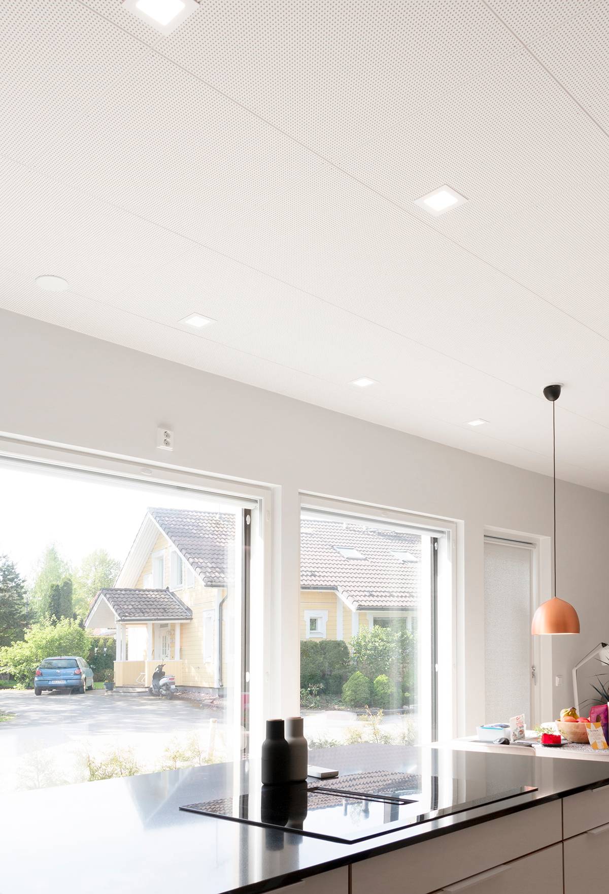 Nápis LED STORE se zeleným pozadím a bílým čtvercem s tučnými velkými písmeny pro energeticky úsporná řešení osvětlení.