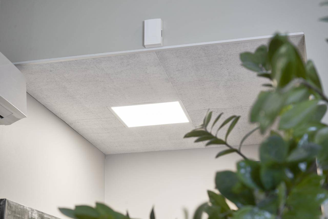 Logo LED STORE s bílým textem na zeleném pozadí, obrys bílého čtverce uprostřed, představující energeticky účinná řešení LED osvětlení.