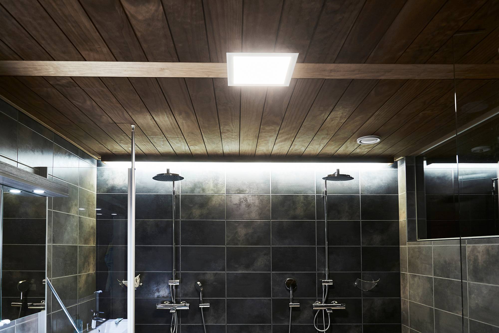 Panelové svítidlo do koupelny v kombinaci s nepřímo montovaným led páskem. Ledstore.fi