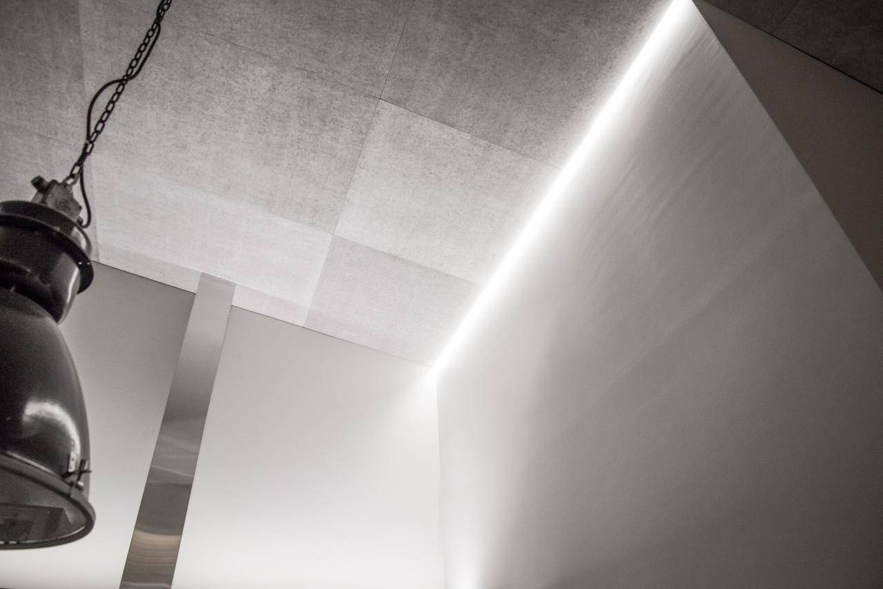 Zelené pozadí, bílý čtverec uprostřed, "LED STORE" v naskládaných bílých velkých písmenech pro obchod s LED osvětlením.