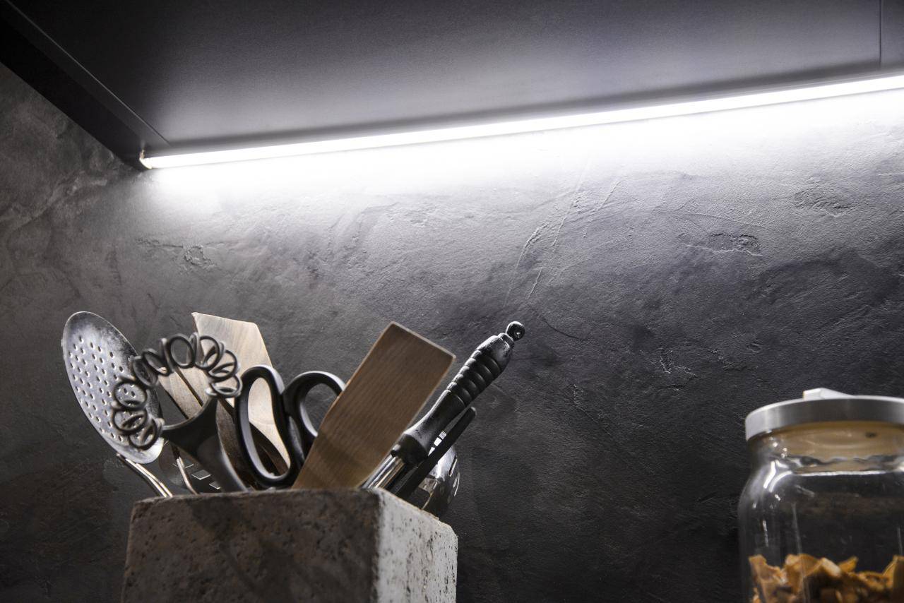 Zelené pozadí a bílý čtverec s nápisem "LED STORE" tučnými velkými písmeny zdůrazňující energeticky účinná řešení osvětlení.