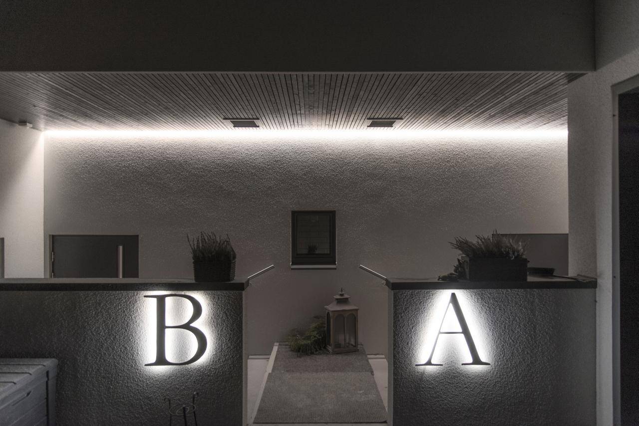 Na zeleném pozadí je bílý čtvercový rámeček s nápisem "LED STORE" tučným bílým písmem, "LED" je zarovnáno nad "STORE". Ideální pro energeticky úsporné osvětlení.