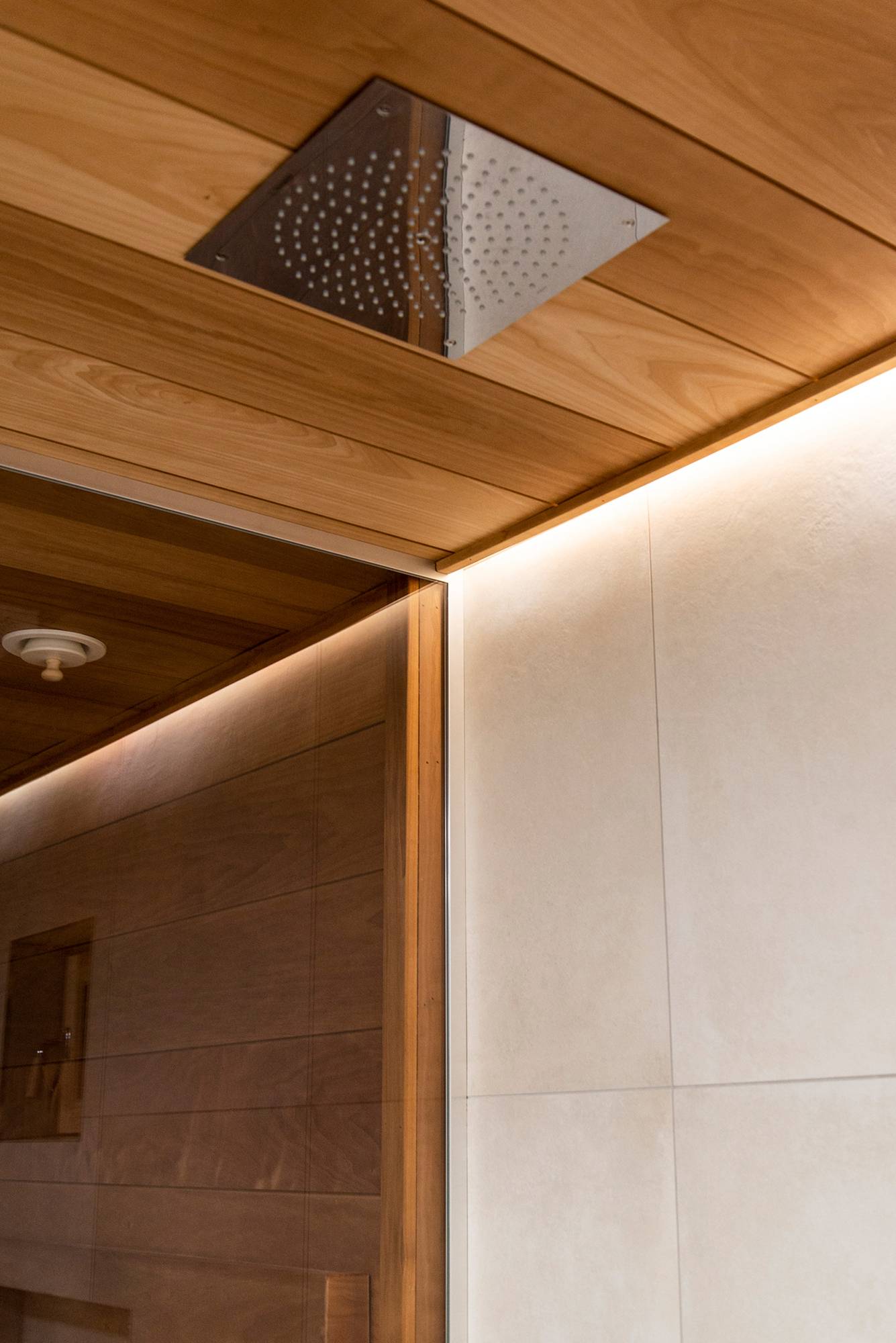 Led pásek za sprchovou hlavicí, který osvětluje umývárnu atmosférickým nepřímým světlem. Ledstore.fi
