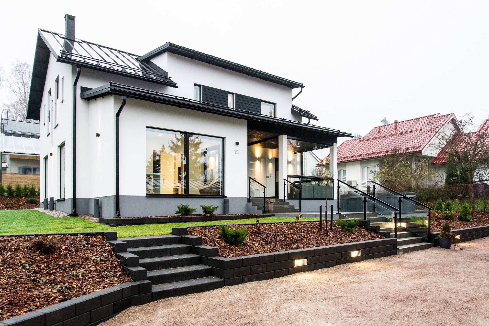 Venkovní osvětlení na terase s obousměrnými nástěnnými svítidly, zapuštěnými do zdi. Ledstore.fi