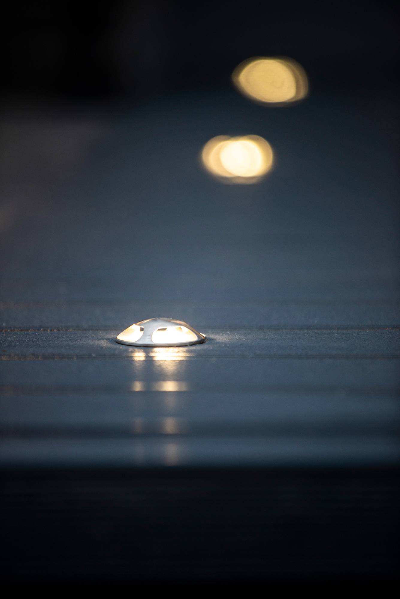 Terasové reflektory osvětlují terasu nepřímým náladovým osvětlením. Otvor v krytu svítidla směruje světlo horizontálně do čtyř směrů. Světlo má teplou barevnou teplotu 3000 K. K dispozici také s neutrální bílou barvou světla 4000K. Ledstore.fi