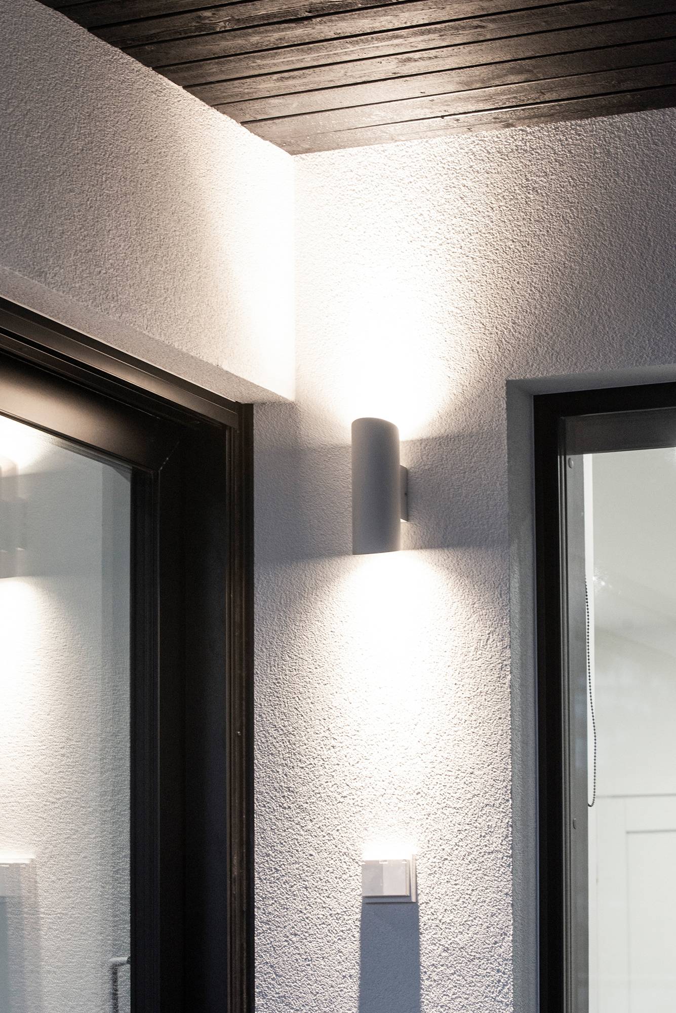 Bílé, obousměrné nástěnné svítidlo Viisto. K dispozici také v černé barvě. Led nástěnné svítidlo VIISTO je moderní, odolné a jednoduché venkovní svítidlo. VIISTO vytváří na stěně krásný měkký světelný vzor. Ledstore.fi