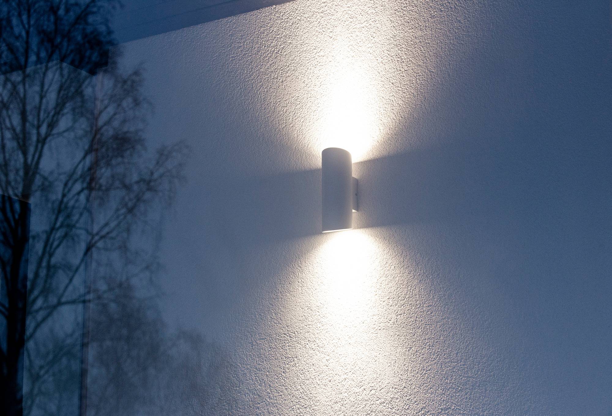 Bílé, obousměrné nástěnné svítidlo Viisto. K dispozici také v černé barvě. Led nástěnné svítidlo VIISTO je moderní, odolné a jednoduché venkovní svítidlo. VIISTO vytváří na stěně krásný světelný vzor. Ledstore.fi