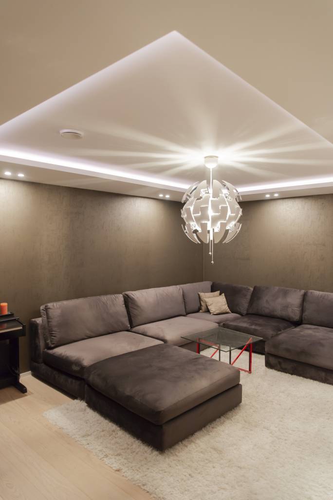 Nepřímé osvětlení RGB-led pásky v kinosále obíhá po místnosti ve sponu downlight, bílá barva světla. © LedStore