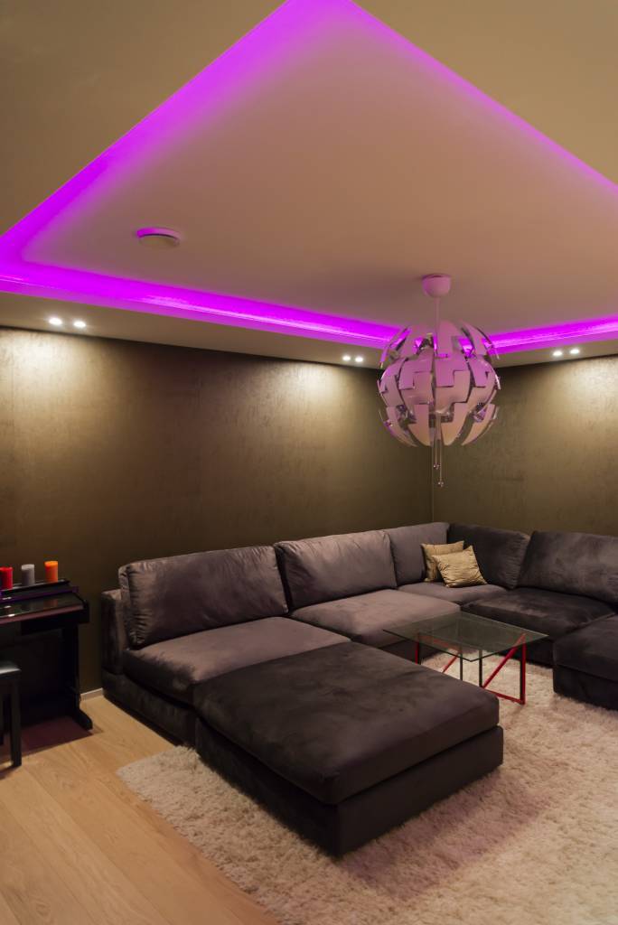 Nepřímé osvětlení RGB-led pásky v kinosále obíhá po místnosti ve sponu downlighting. © LedStore