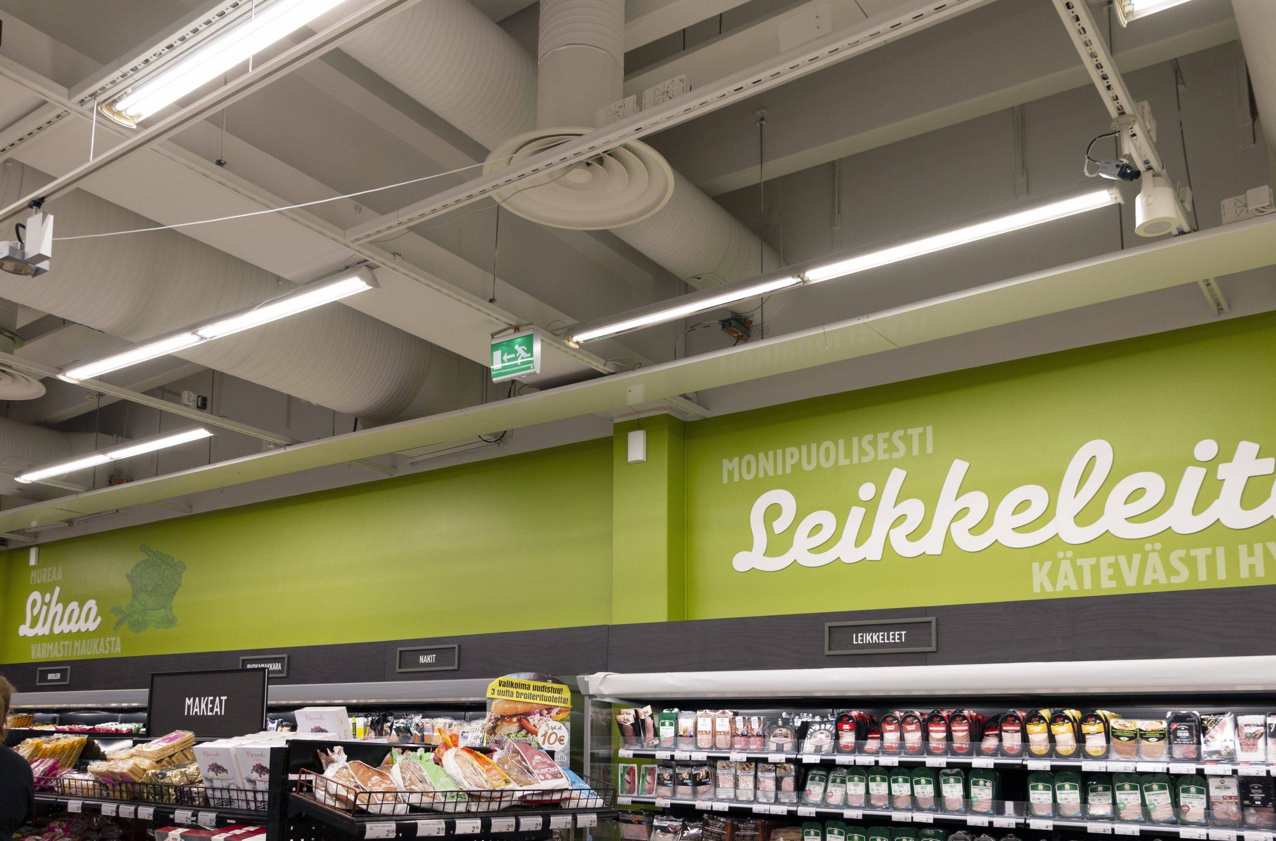 Příjemné, účinné a rovnoměrné osvětlení v obchodě s potravinami pomocí zářivek LED. Ledstore.fi