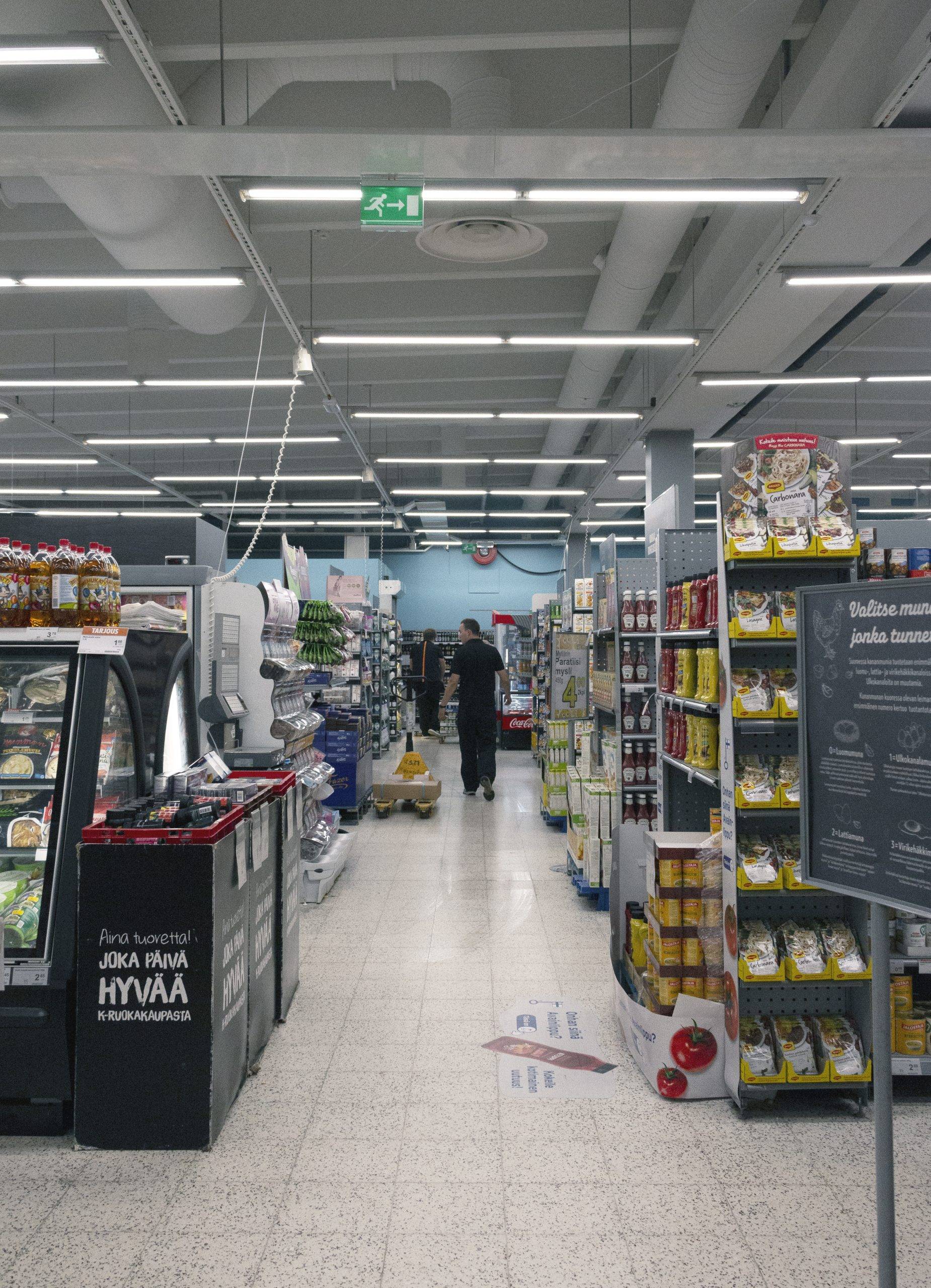 Led zářivky účinně a rovnoměrně osvětlují váš obchod s potravinami. Ledstore.fi