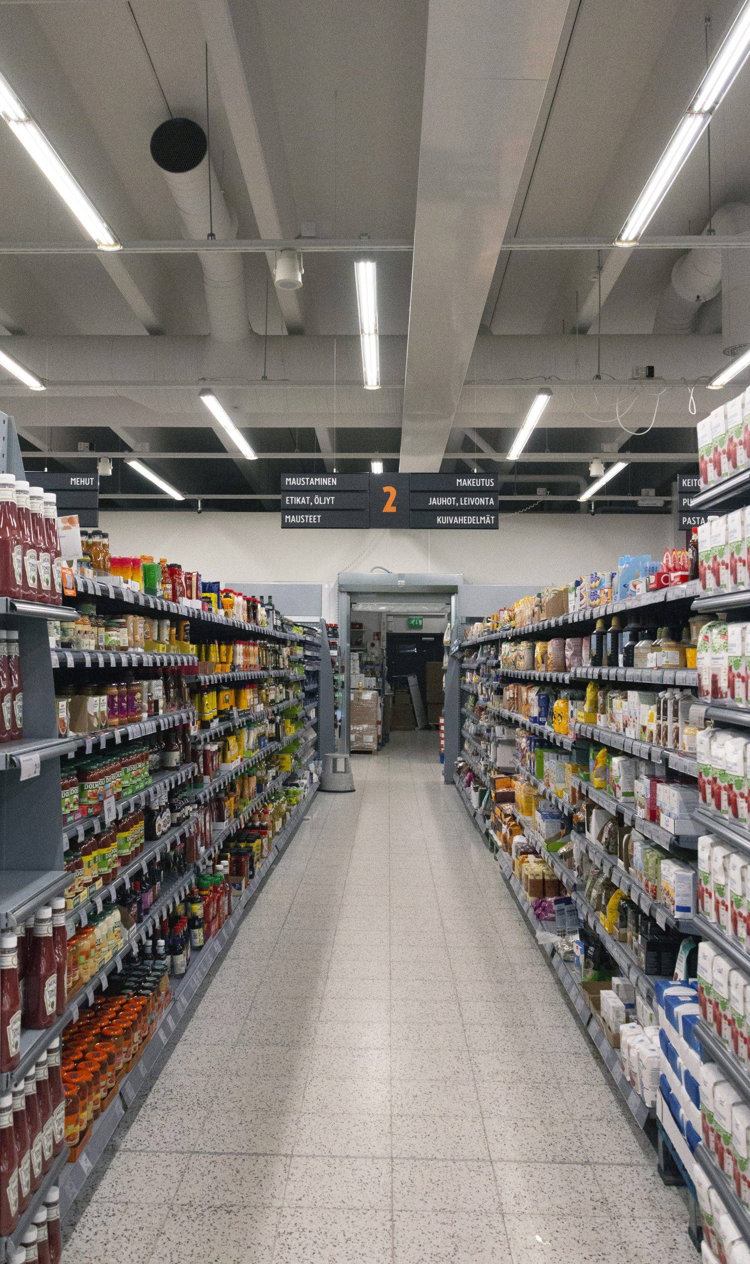Led trubice na stropě obchodu s potravinami, které účinně a rovnoměrně osvětlují velký prostor. Ledstore.fi