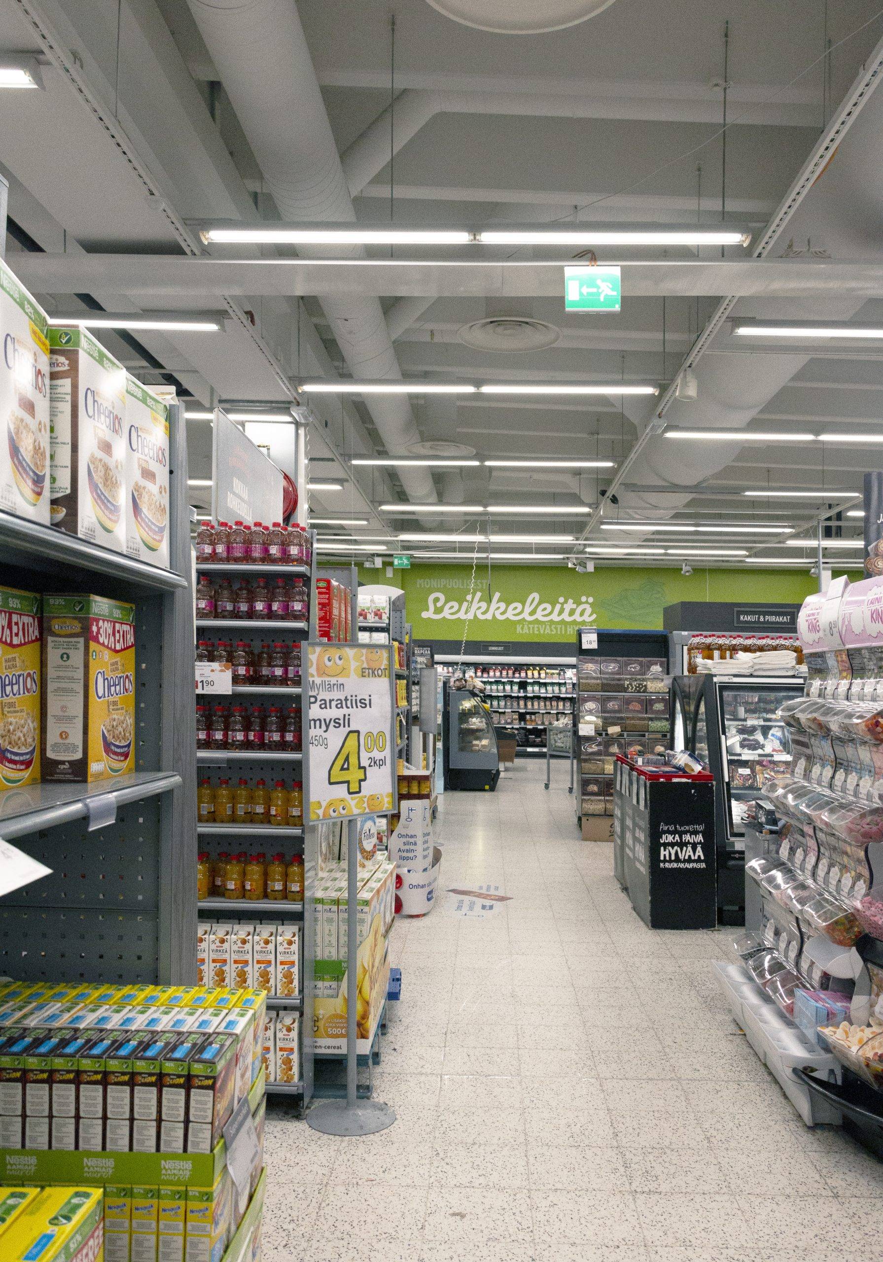 Led trubice na stropě obchodu s potravinami, které účinně a rovnoměrně osvětlují velký prostor. Ledstore.fi