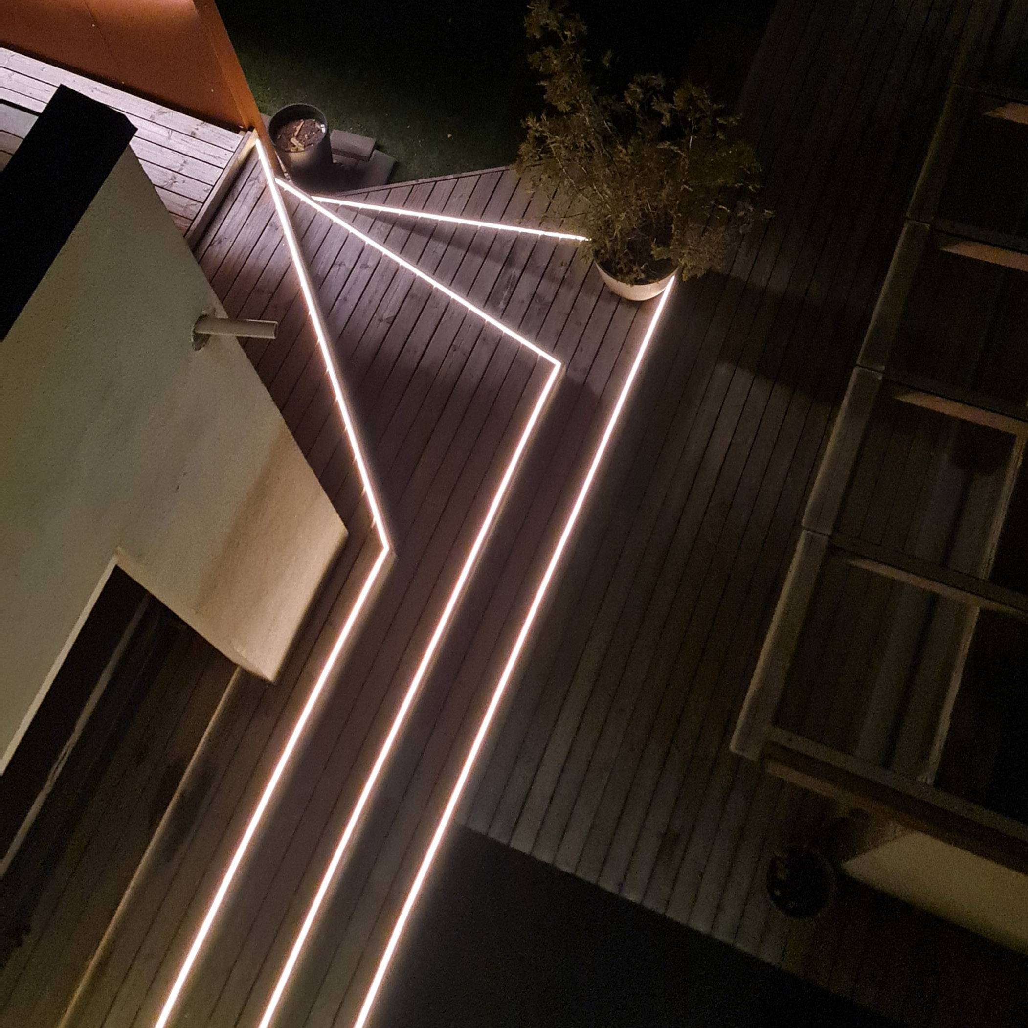 Páska LED NEON zapuštěná do okraje venkovní terasy