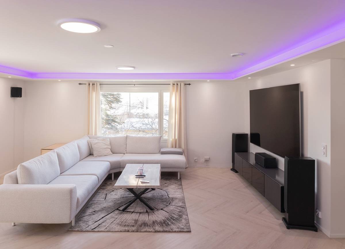 Obývací pokoj RGB+CCT led pásek svítí při slabém osvětlení.