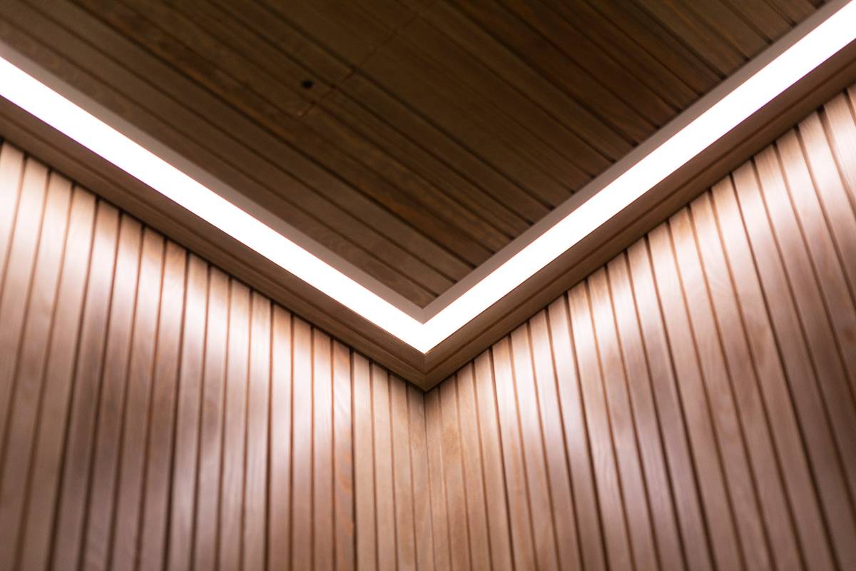 Na zeleném pozadí je bílý čtverec s textem "LED STORE" vytištěným tučnými velkými písmeny, který upozorňuje na energeticky účinná řešení osvětlení.