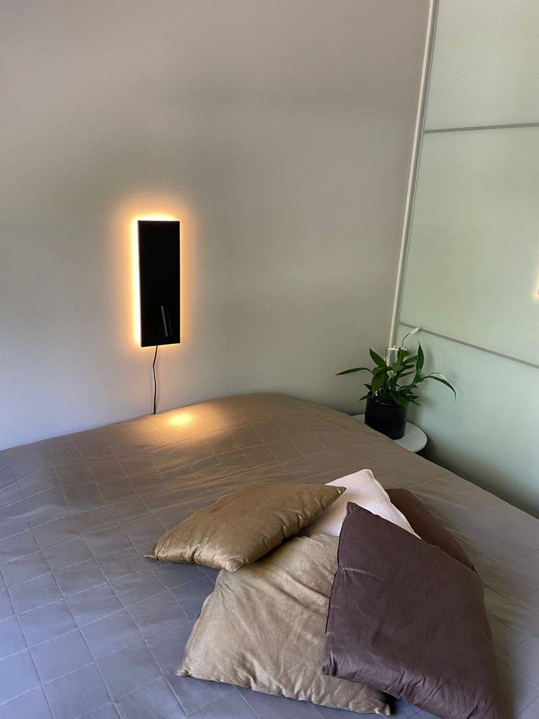 Černá nástěnná lampa NIGHT pro náladové světlo a světlo na čtení. Svítidlo lze objednat se zástrčkou nebo bez ní. Těleso svítidla má samostatné spínače pro čtecí a náladové světlo. Ledstore.fi
