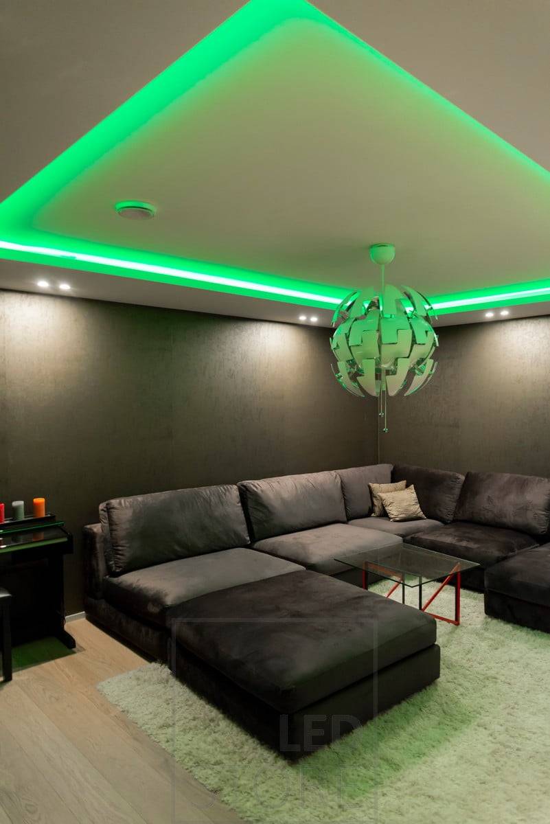Led páska RGB+W v krabičce pro nepřímé osvětlení. Barvy jsou plynule nastavitelné. Ledstore.fi