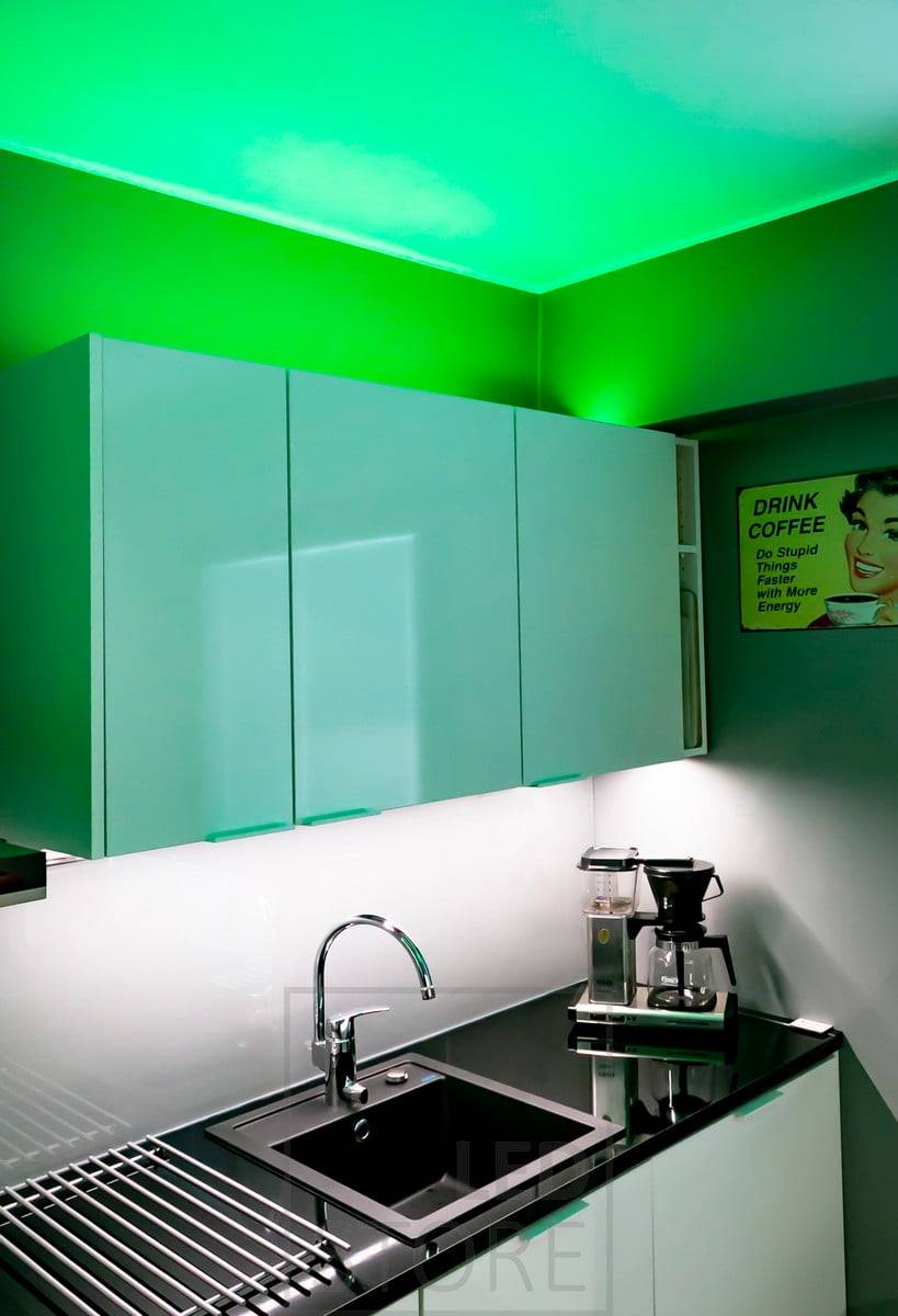 Univerzální náladové osvětlení RGB+W s led páskem, vytvořené pro kuchyň, led pásek v nízkoprofilovém povrchu nad skříňkami. Světlo je k dispozici také v bílé barvě 4000K, pokud je požadováno neutrálnější náladové osvětlení. Pracovní deska je osvětlena jednobarevným led páskem. Ledstore.fi