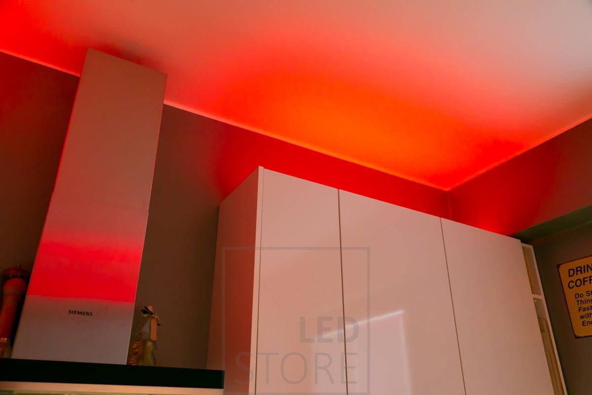 Všestranné náladové osvětlení do kuchyně s LED páskem RGB+W. Ledstore.fi