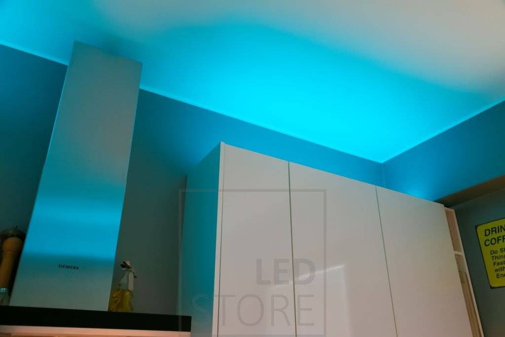 RGB+W LED pásek pro náladové osvětlení kuchyně, LED pásek v nízkém profilu na horní části skříněk. Ledstore.fi