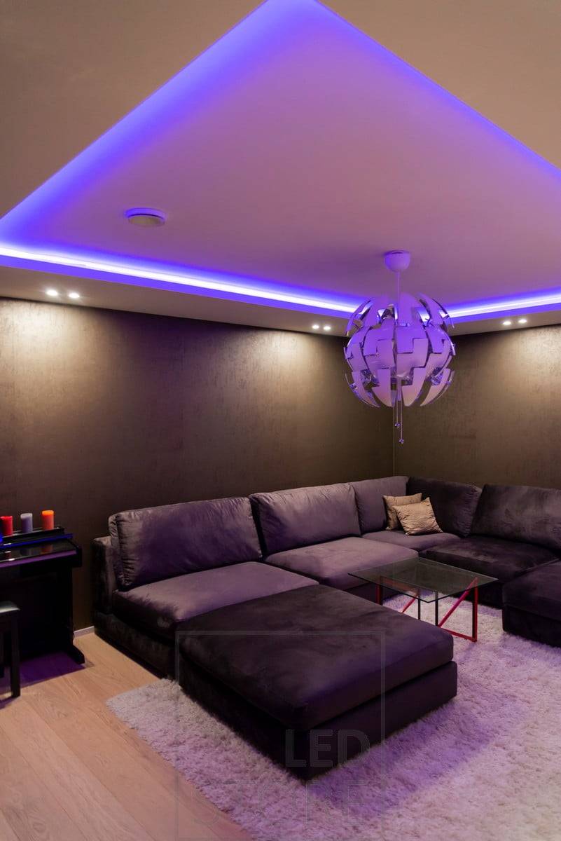 RGB+W páska v krabici nepřímo osvětlující náladové osvětlení. Barvy jsou plynule nastavitelné. Ledstore.fi