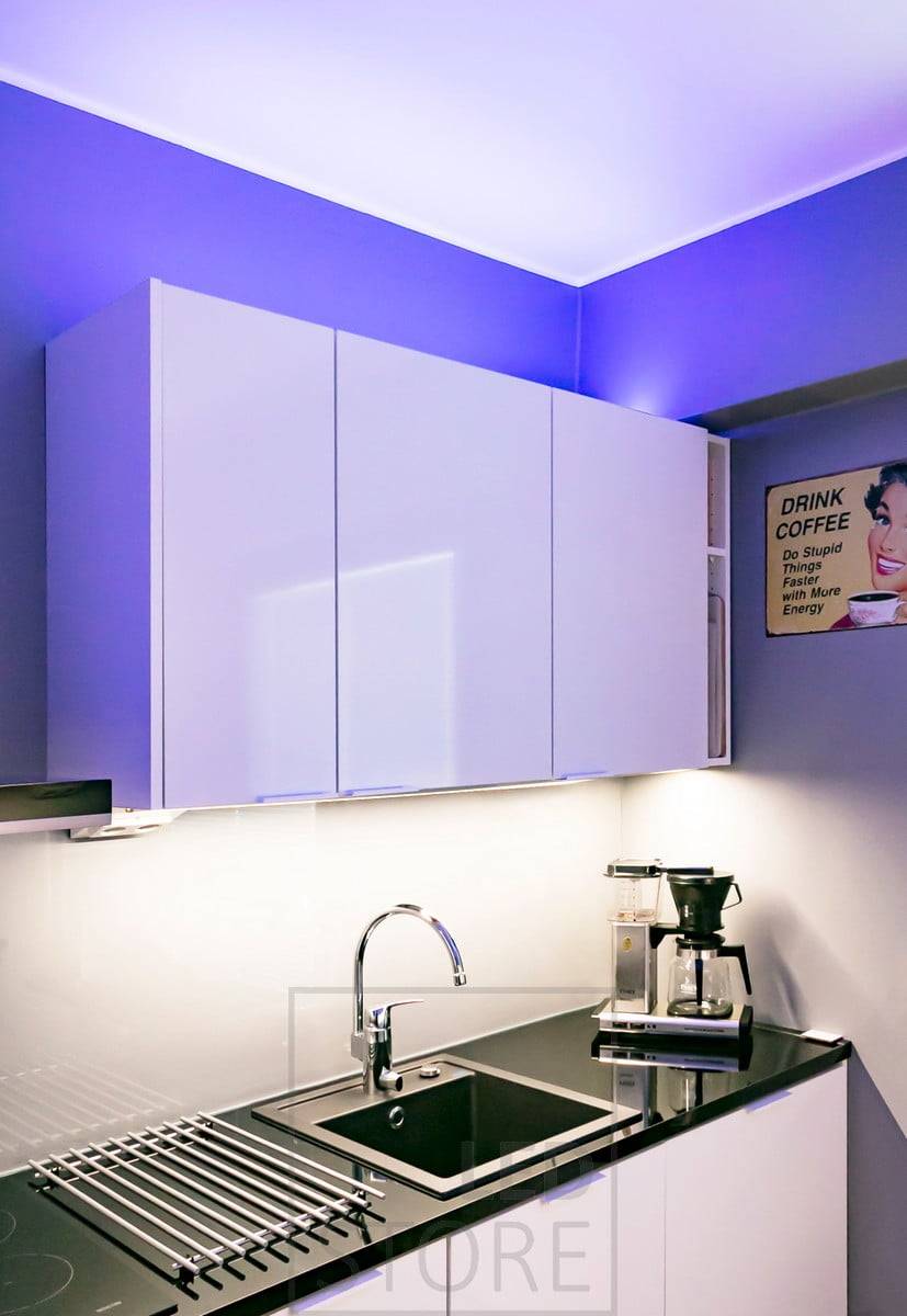 Přizpůsobitelné náladové osvětlení v kuchyni nad skříňkami s led páskem RGB+W, plynule měnitelné barvy světla s kabelovým nebo bezdrátovým ovládáním. Ledstore.fi